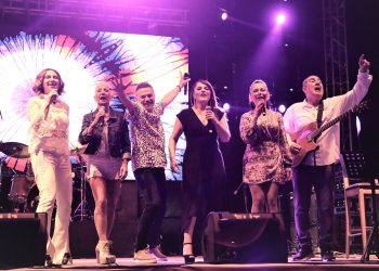 90’lara 20 bin kişilik koro