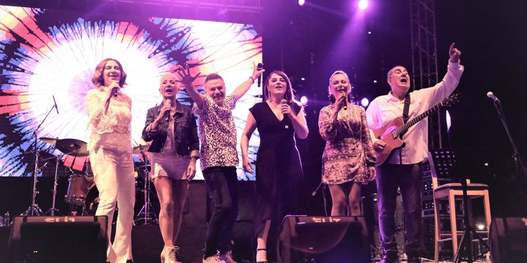 90’lara 20 bin kişilik koro