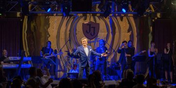 Erol Evgin mest etti