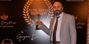 Bordo Plastik ve Mustafa Karadeniz başarısını aldığı ödülle taçlandırdı