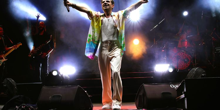 Kenan Doğulu İzmir’i salladı