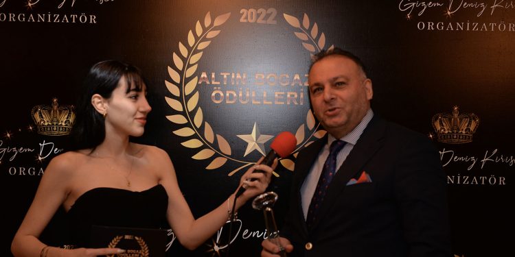 Paulmark Yönetim Kurulu Başkanı Mehmet Sait Kayatürk; Altın Boğaz Ödülleri’nde yılın en başarılı giyim markası ödülünü aldı.