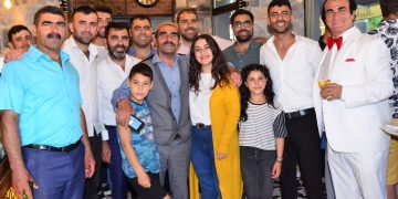 Sarıyer Börekçisinin yeni şube açılışında Yeşilçam Vokal Grubu sürprizi