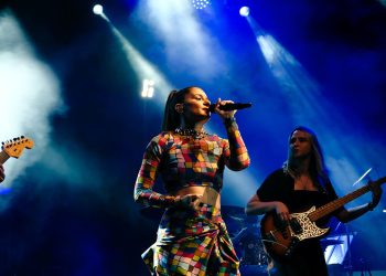 Hatay’da 10 bin kişi Atiye’nin şarkılarıyla kendilerinden geçti