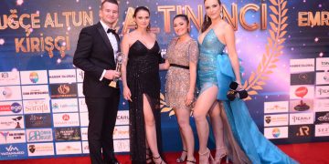 Enok Motors Yön. Kur. Başk. Enes Kaçmaz yılın en hızlı çıkış yapan otomotiv markası ödülünü aldı.