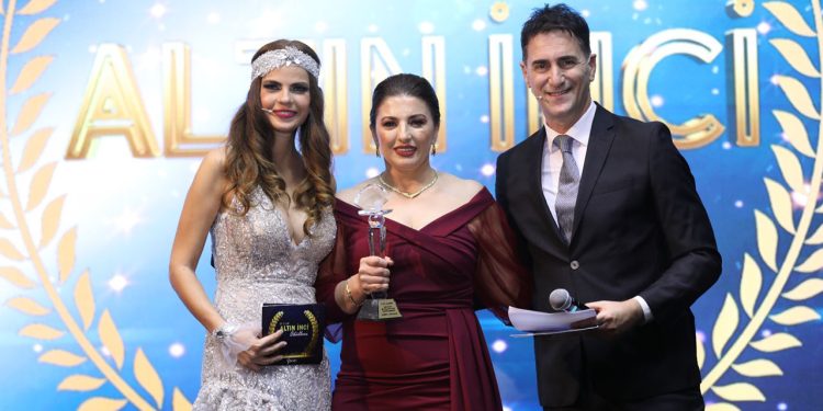 Eylül Baharat markasının sahibi Jinekolog Fitoterapist Gayane Yıldızbakan yılın en iyi bitkisel ürünler üretim markası ödülünü aldı.