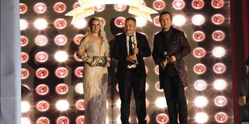 Klinik Psikolog Prof. Dr. Çağlar Seziş başarısını aldığı ödülle taçlandırdı