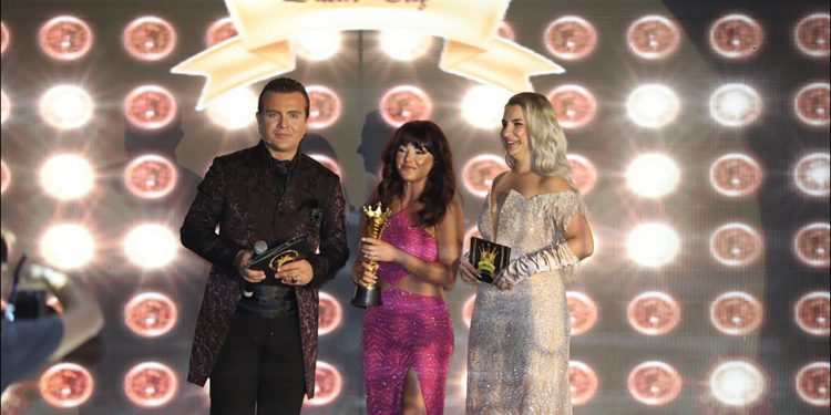 Sinem Umaş başarısını yılın en başarılı iş kadını ödülü ile taçlandırdı.