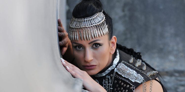 Yeliz Tek bomba gibi geliyor!