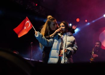 Işın Karaca Cumhuriyet çoşkusunu kızıyla birlikte yaşadı