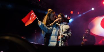 Işın Karaca Cumhuriyet çoşkusunu kızıyla birlikte yaşadı