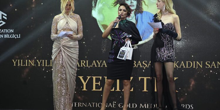 Yeliz Tek başarısını aldığı ödülle perçinledi