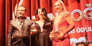 Burçak Atalık yılın en iyi çıkış yapan iş kadını ödülünü aldı