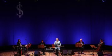 Cem Adrian “Solmayan Şarkılar”la İş Sanat’ta sahne aldı