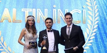 Kahramanmaraşlı fotoğrafçı Emre Güzel yılın en iyi çıkış yapan fotoğrafçısı ödülünü aldı.