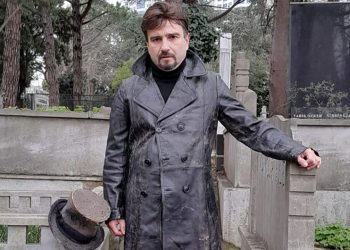 Erdem Topuz mezarcı oyununa mezarlıkta mezarcılarla birlikte çalıştı