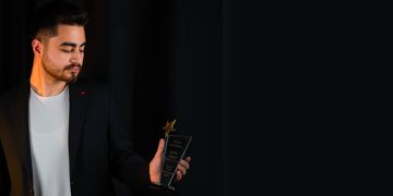 Fizyoterapist Ramazan Burak Sezen başarısını aldığı ödülle taçlandırdı.