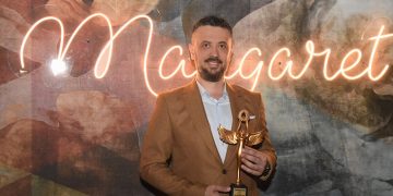 Yazar Emrah Pirdaloğlu başarısını aldığı ödülle perçinledi