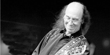 Türk rock müziğinin yaşayan efsanesi Erkin Koray hayatını kaybetti