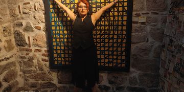 Ressam Gülhan’ın “Kadın Cinayetleri” temalı solo sergisi sanatseverlerle buluştu