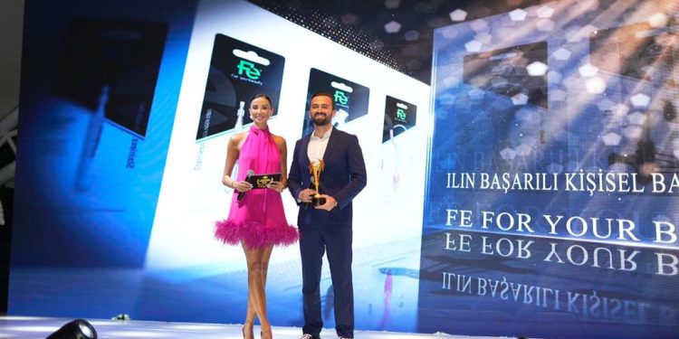 Yılın En Başarılı Kişisel Bakım Markası Seçilen ‘FE’nin Ödülünü Ahmet Ataş aldı.