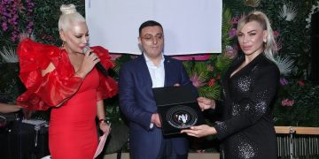 Otizmli bireylere destek amaçlı Farket Müzik TV Ltd. Şti.’nin lansman gecesine ünlü yağmuru