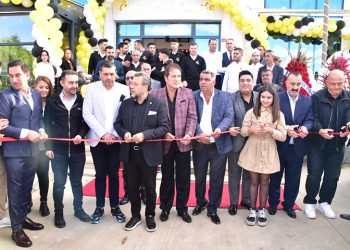 Özikizler Künefe Silivri şubesinin açılışına ünlü isimler yoğun ilgi gösterdi