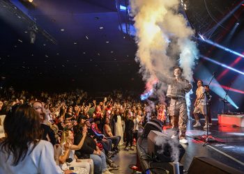 Buray “Olmuşum Leyla” adlı şarkısıyla haftalardır zirvedeki yerini koruyor