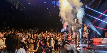 Buray “Olmuşum Leyla” adlı şarkısıyla haftalardır zirvedeki yerini koruyor