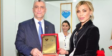 Farket Otizm Saklı Dehalar Derneği standına ünlü isimlerden anlamlı destek