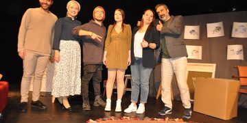 Özde Bilgili’nin başrolünü üstlendiği ”Cam” adlı tiyatro oyununun galası yapıldı