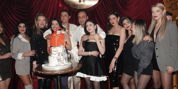 Teo Demir yeni yaşını işletmeciliğini yaptığı Boaz Roof’ta yakın dostlarıyla kutladı