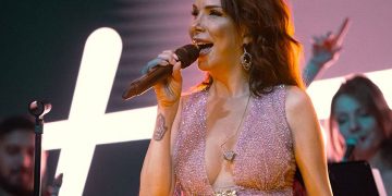 Tuğba Özerk derin göğüs dekoltesiyle yılbaşı gecesine damgasını vurdu