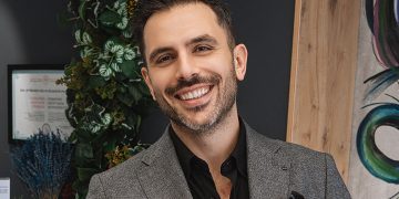 Ünlü diş hekimi Selahattin Kermen, sağlıklı ve güzel gülüşleri hastalarıyla buluşturuyor