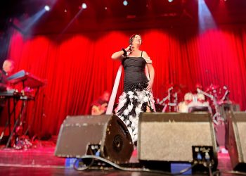 Bostancı Gösteri Merkezi’nde Nazan Öncel rüzgarı esti