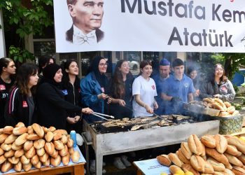 Balıkçı Kenan İki Gün Boyunca Gençlere Balık Ekmek İkram Etti