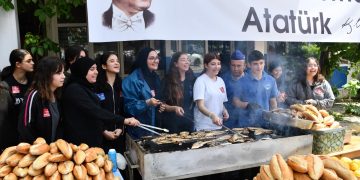 Balıkçı Kenan İki Gün Boyunca Gençlere Balık Ekmek İkram Etti