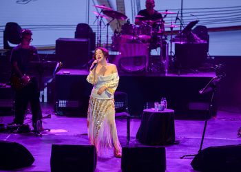 Nazan Öncel Harbiye Açıkhava Sahnesi’nde fırtınalar estirdi