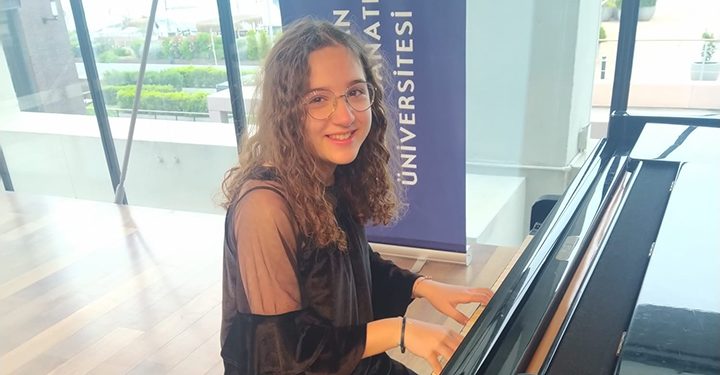 Genç piyanist Aylin Topuz ülkemizin gururu olmaya devam ediyor