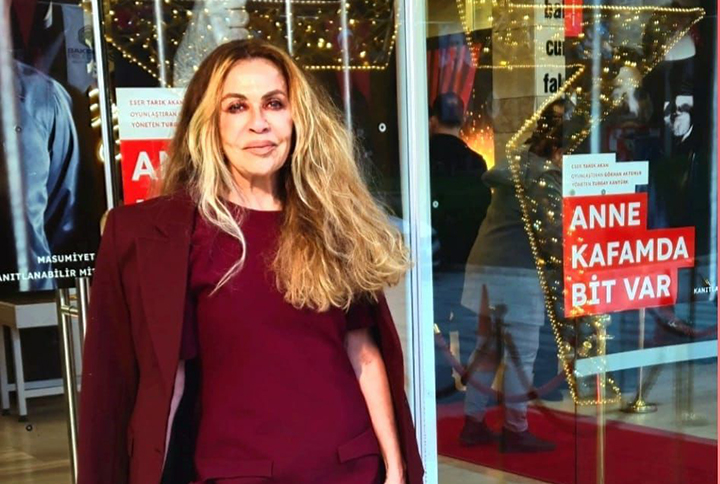Gül Erda’dan “Anne Kafamda Bit Var” Galasına Anlamlı Katılım